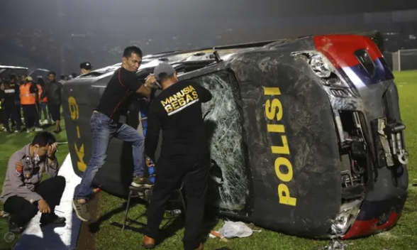В Индонезии более 120 человек погибли из-за беспорядков на стадионе (видео)